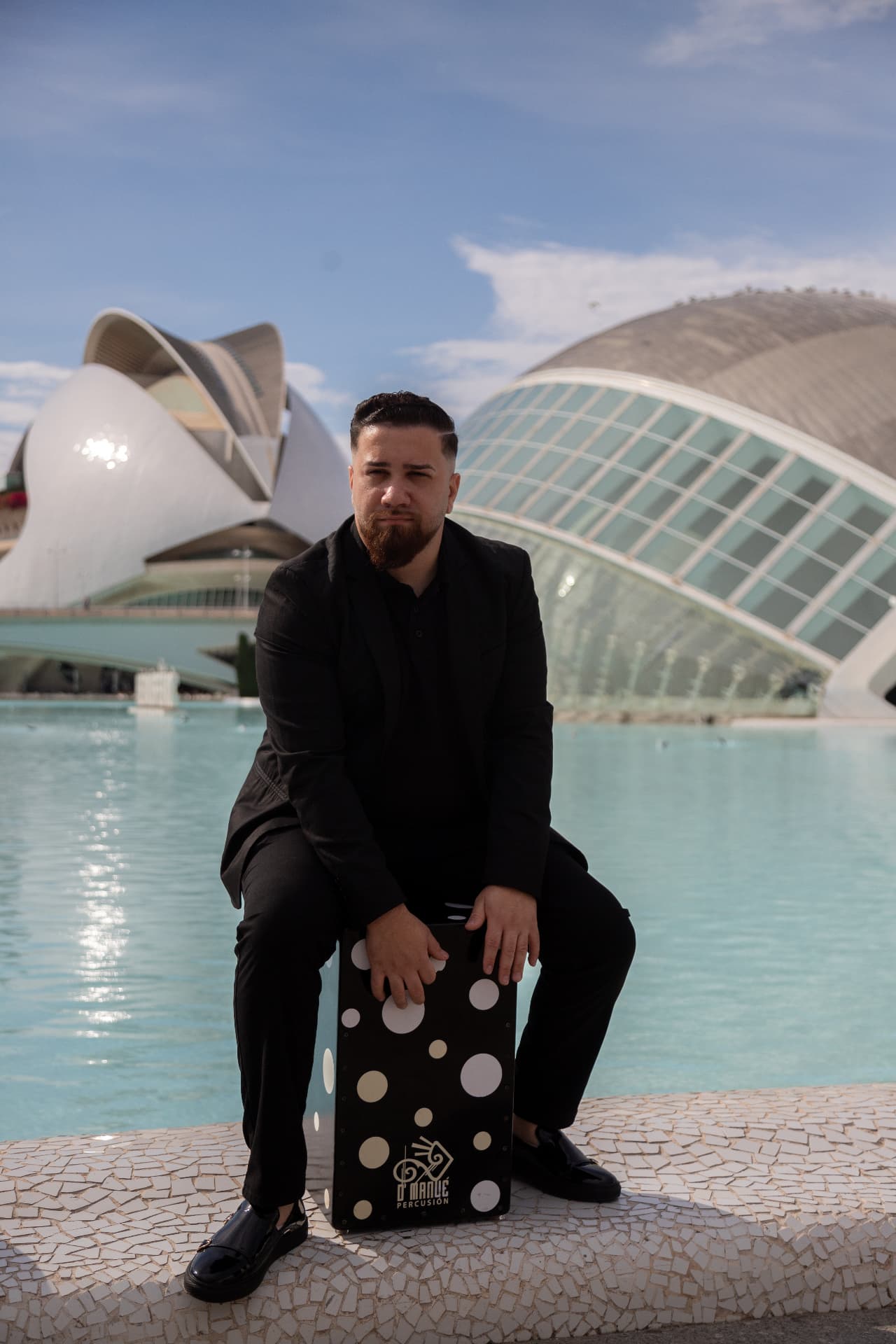 Salomón de JARITÉ con el cajón en la Ciudad de las Artes y las Ciencias