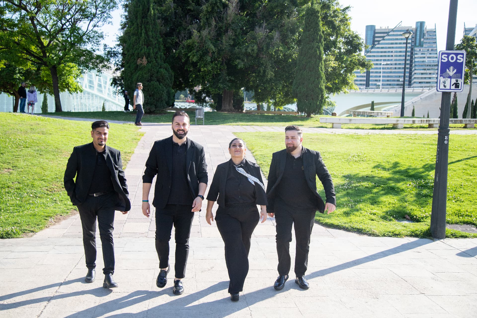 JARITÉ grupo caminando por el parque