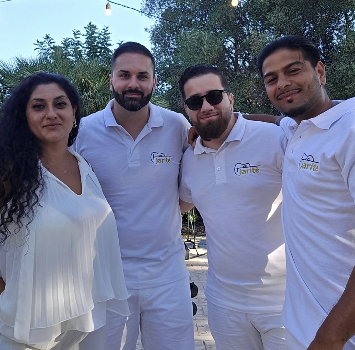 JARITÉ con look blanco en exterior