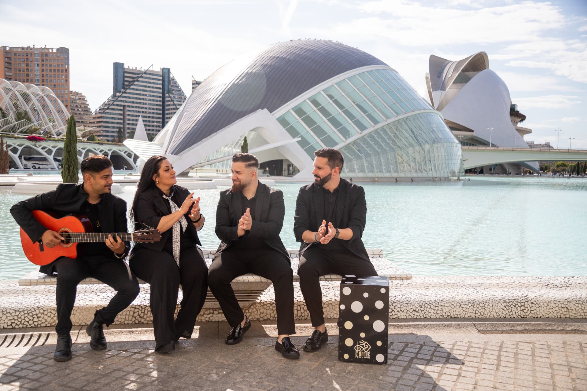 JARITÉ grupo sentados junto al lago